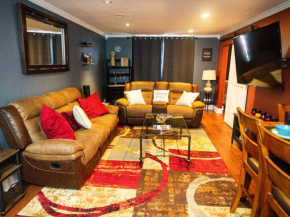 Perfect DTWN 2 Bed Condo w Cali King Bed and Gym